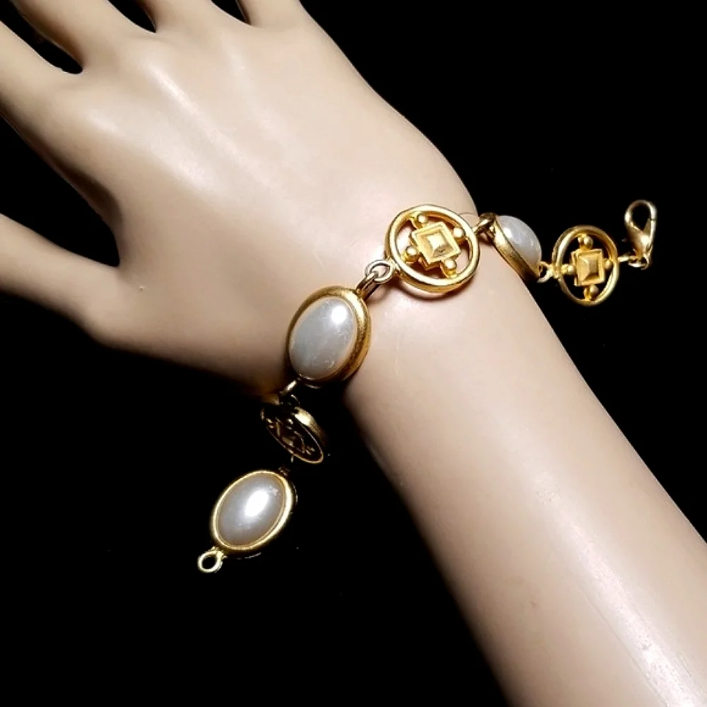 Vintage Mid Century Faux Pearl Brushed Goldtone Metal Lobster Clasp Bracelet - Picture 2 of 12